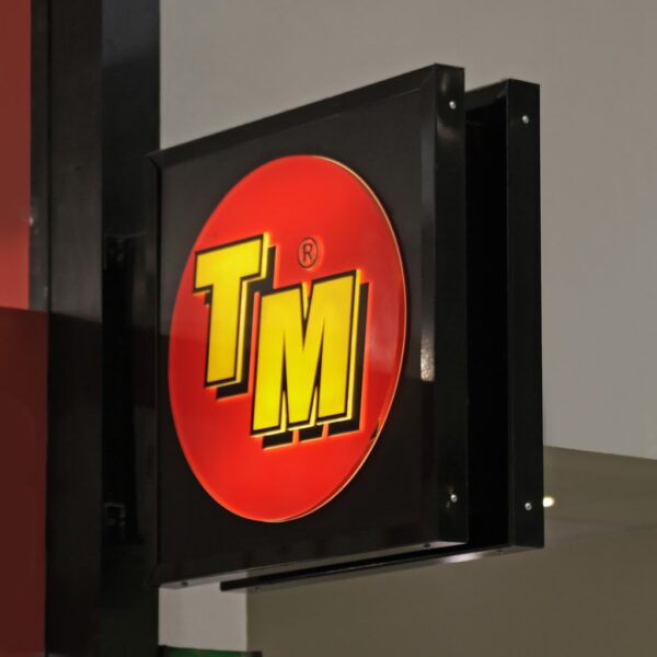 Dubbelsidig flaggskylt med röd translucent vinyl – Teknikmagasinet