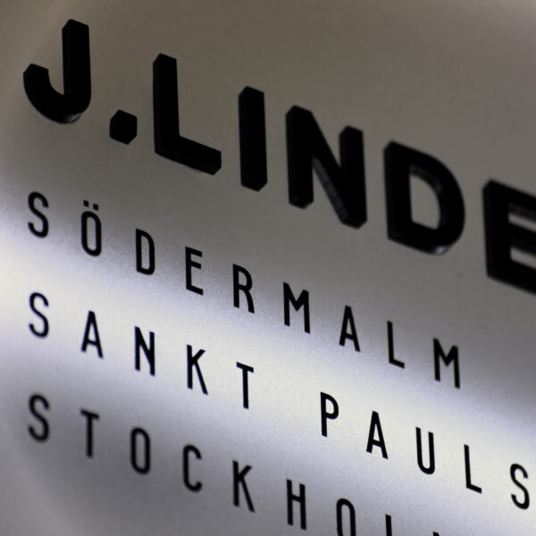 Fasadskylt i svartlackad ljuslåda med inifrån neonbelyst glas, frostad front och upphöjda profilbokstäver i svart akryl - Bild 3