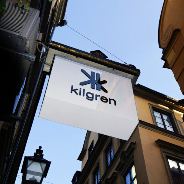 Smidesskylt med LED-belyst Akryl Ljuslåda och Upphöjd Svart Logotyp i Akryl - Bild 3