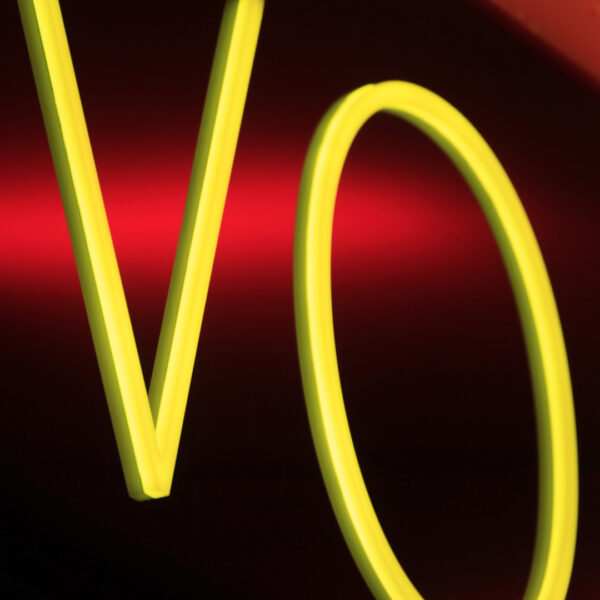 MISS VOON fasadskylt – ljuslåda i svart blank homogen akryl med opalvit logotyp och gul LED-belysning - Bild 3