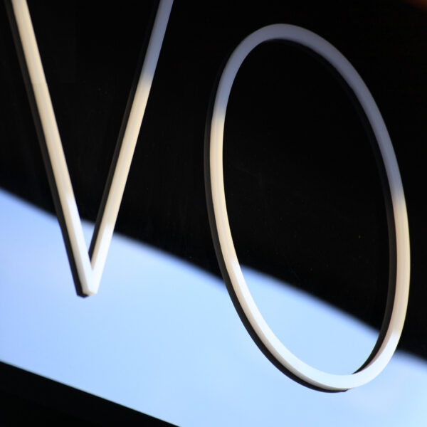 MISS VOON fasadskylt – ljuslåda i svart blank homogen akryl med opalvit logotyp och gul LED-belysning - Bild 4