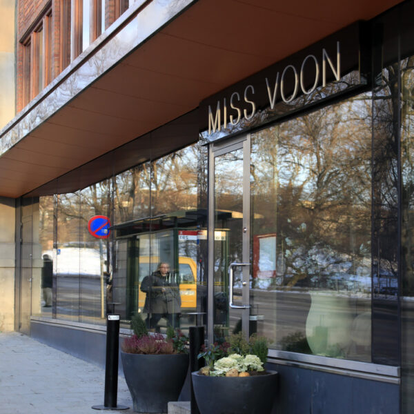 Fasadskylt ljuslåda i svart akryl med LED-belysta upphöjda profilbokstäver - Bild 5