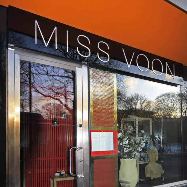 MISS VOON fasadskylt – ljuslåda i svart blank homogen akryl med opalvit logotyp och gul LED-belysning - Bild 9