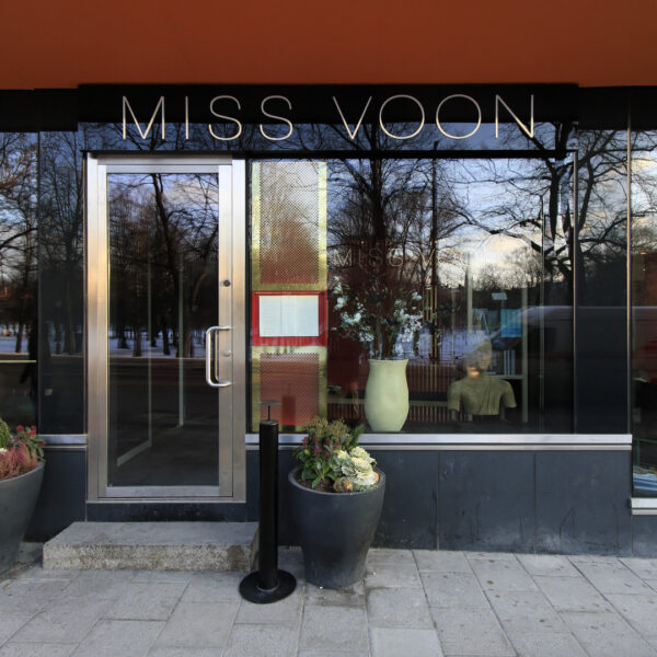 MISS VOON fasadskylt – ljuslåda i svart blank homogen akryl med opalvit logotyp och gul LED-belysning - Bild 6