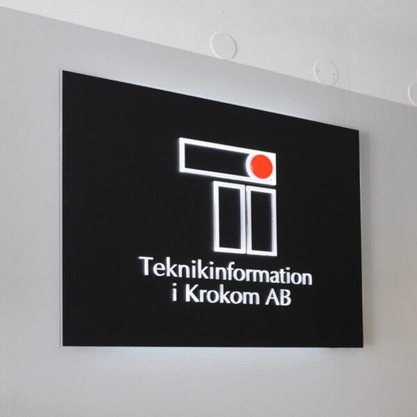 Krokum AB Receptionsskylt i Transparent Akryl med Svart Bakgrund och Upphöjd Text