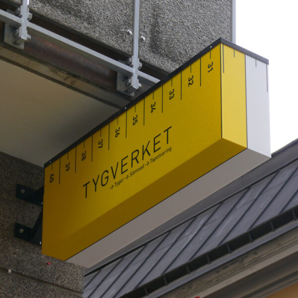 Fasadskylt & flaggskylt med LED-belysta opalakryllådor och tryckt dekor - Bild 6
