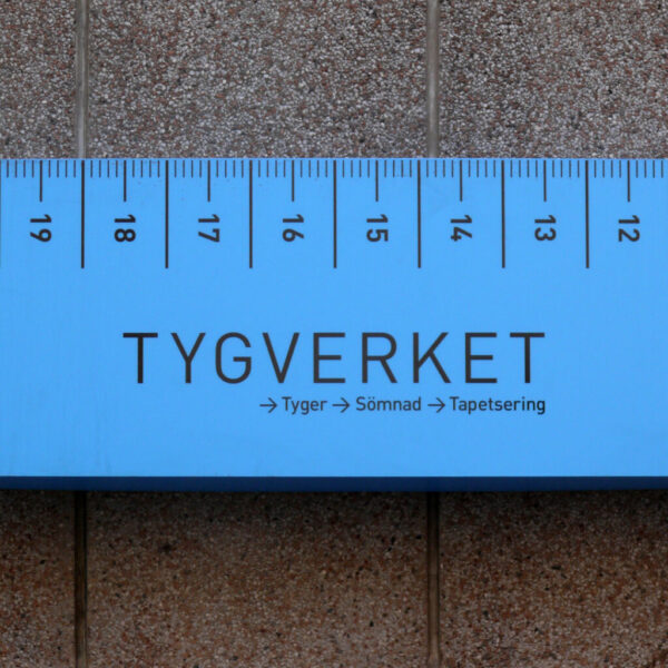 Fasadskylt & flaggskylt med LED-belysta opalakryllådor och tryckt dekor