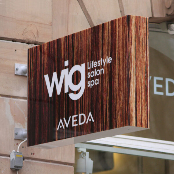 Flaggskylt med inifrån LED-belysning, digitalprintade fronter och vit lysande logotyptext – även nedre del är vitbelyst för extra synlighet - Bild 4