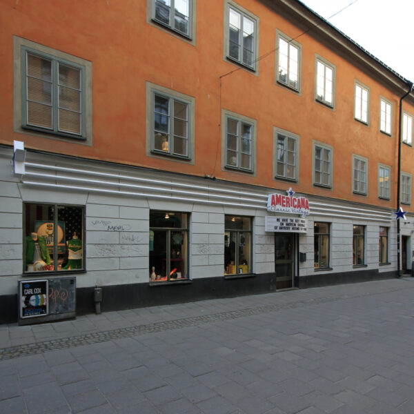 Fasadskylt i aluminium med LED-belysta profilbokstäver och konvex entrépanel - Bild 6