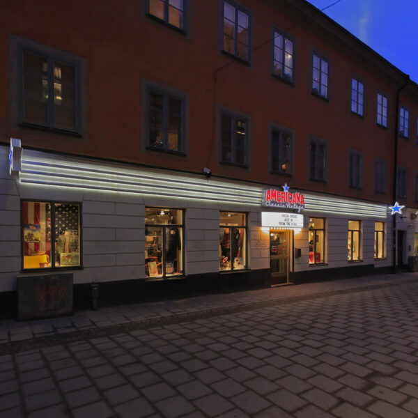 Fasadskylt i aluminium med LED-belysta profilbokstäver och konvex entrépanel - Bild 4