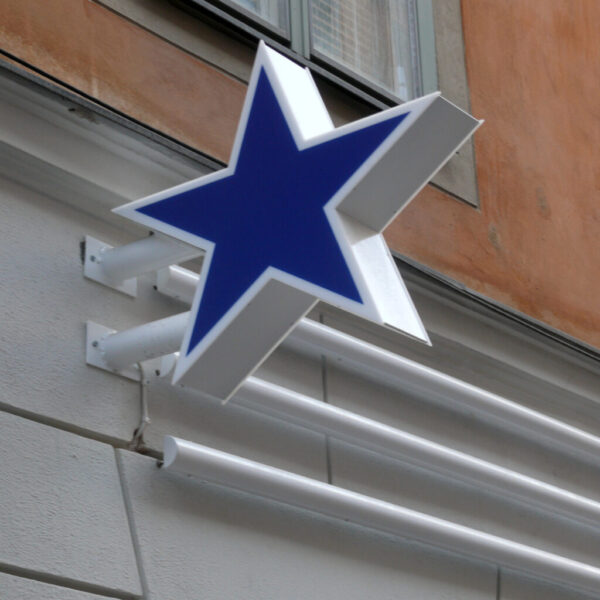 Fasadskylt i aluminium med LED-belysta profilbokstäver och konvex entrépanel