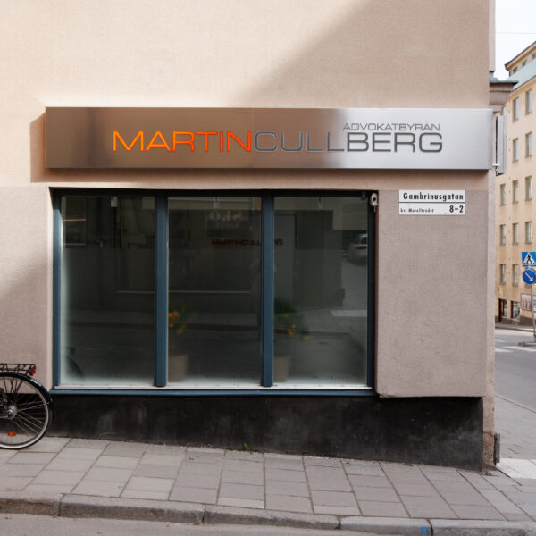 Fasadskylt Martin Cullberg i rostfritt med ljuslåda, perforerad - translucent vinyl, med midja, kantbelyst & corona effekt - Bild 10