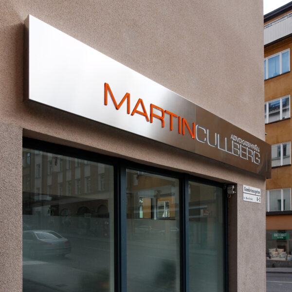 Fasadskylt Martin Cullberg i rostfritt med ljuslåda, perforerad - translucent vinyl, med midja, kantbelyst & corona effekt - Bild 12