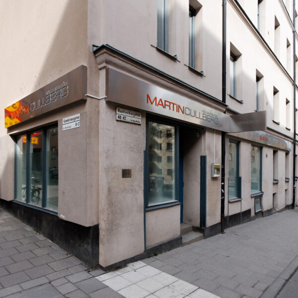 Fasadskylt Martin Cullberg i rostfritt med ljuslåda, perforerad - translucent vinyl, med midja, kantbelyst & corona effekt - Bild 15