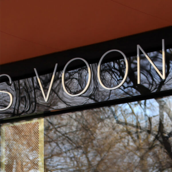 MISS VOON fasadskylt – ljuslåda i svart blank homogen akryl med opalvit logotyp och gul LED-belysning - Bild 10