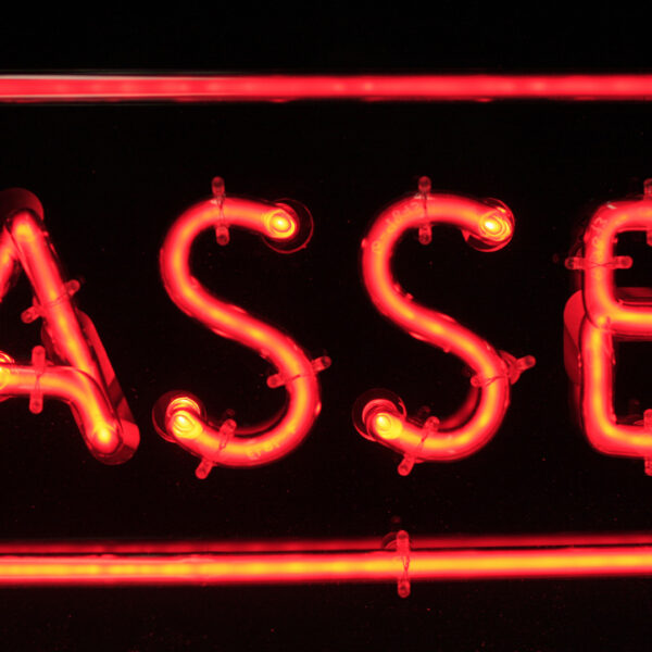 Neonskylt i klarglas neon med röd gas – monterad i tavelram för ett konstnärligt och retroinspirerat uttryck - Bild 5