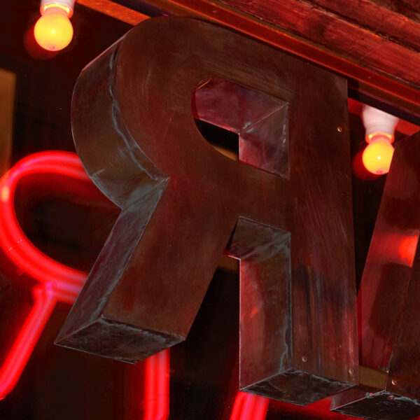 Fasadskylt med patinerad koppar & röd neon i klarglasbokstäver - Bild 5