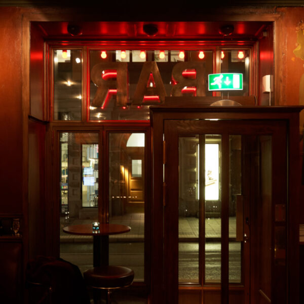 Fasadskylt med patinerad koppar & röd neon i klarglasbokstäver