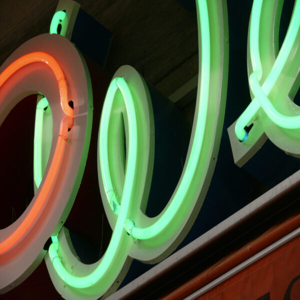 Fasadskylt i Neon – Profil 1 med Klassisk Ljusreklam - Bild 2