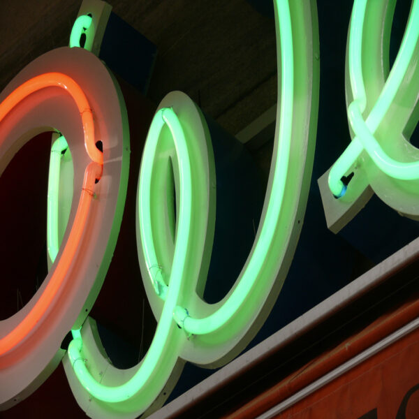 Fasadskylt i Neon – Profil 1 med Klassisk Ljusreklam - Bild 3