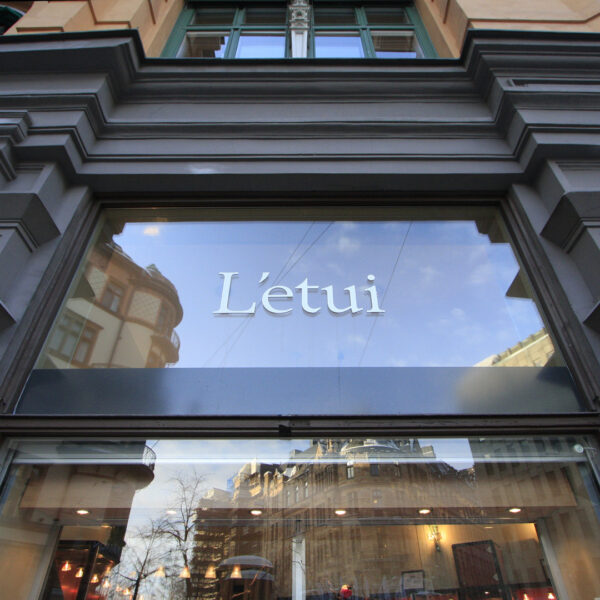 Letui Fasadskylt med Vita Profilbokstäver i Natureloxerad Aluminium - Bild 4