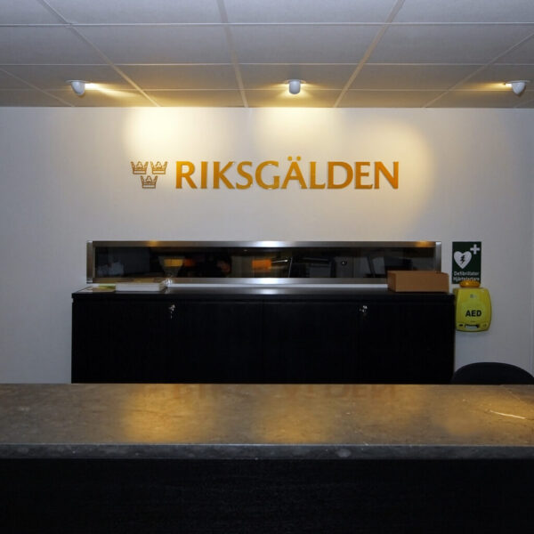 Receptionsskylt i guldlackerad homogen akrylprofilbokstäver