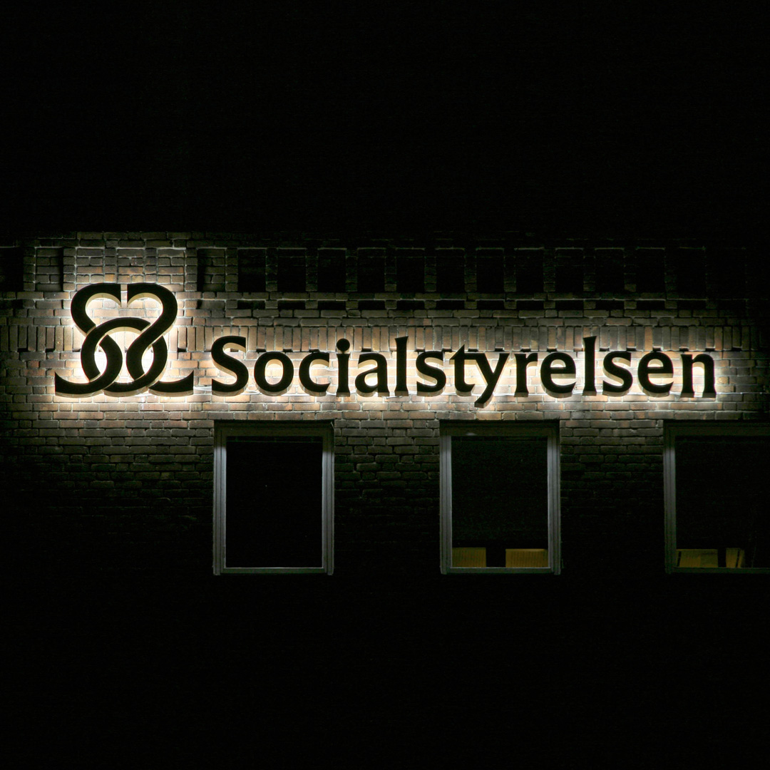 Fasadskylt i guldlackerad aluminium med individuella profilbokstäver och LED-bakbelysning – distansmonterad för halo-effekt