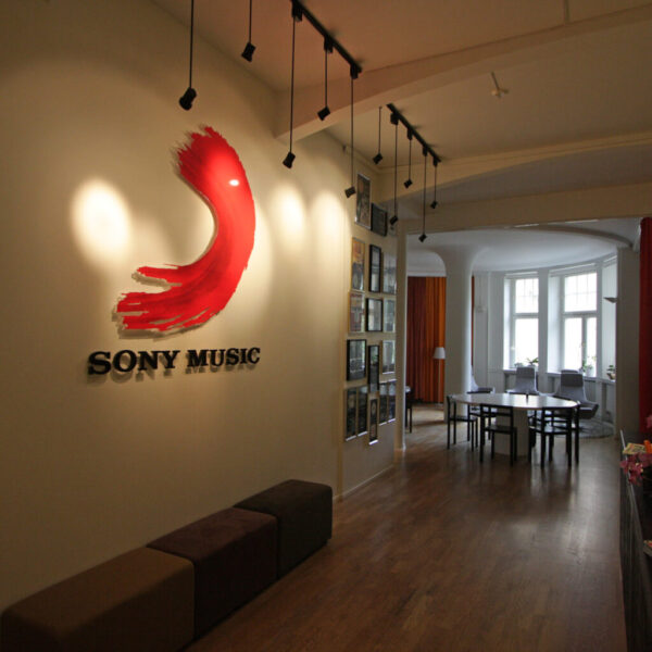Konturformad receptionsskylt i transparent akryl med 3D-text – Sony Music