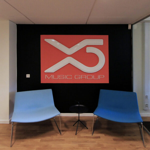 X5 Music Group Receptionsskylt med Upphöjd Akryllogotyp på Textil - Bild 2