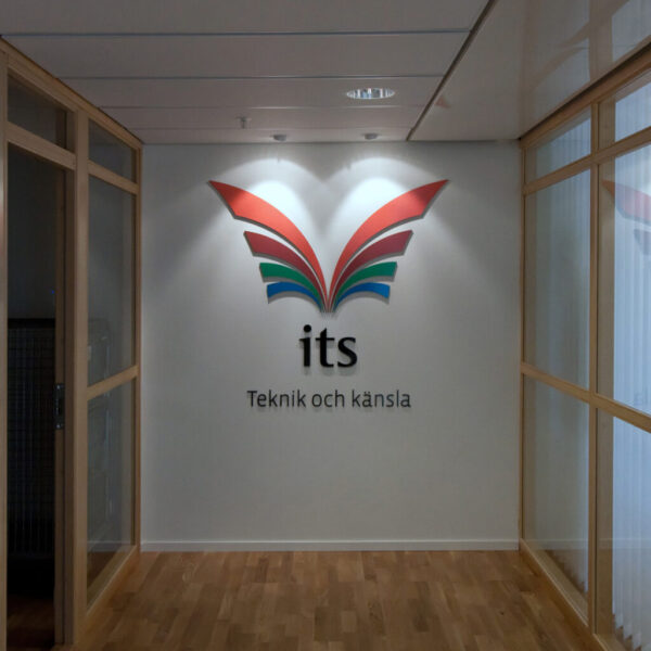 Receptionsskylt i svarta profilbokstäver och logotyp i akryl med vinyl - Bild 2