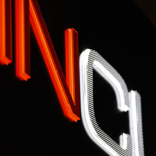 Bakbelyst Ljuslåda i Rostfritt stål med Upphöjd och LED-sidobelyst Logotyp - Bild 11