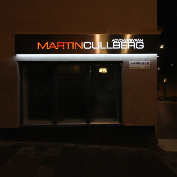 Fasadskylt Martin Cullberg i rostfritt med ljuslåda, perforerad - translucent vinyl, med midja, kantbelyst & corona effekt - Bild 19