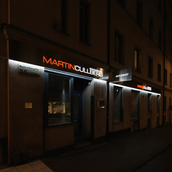Bakbelyst Ljuslåda i Rostfritt stål med Upphöjd och LED-sidobelyst Logotyp - Bild 8