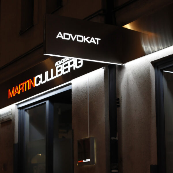 Fasadskylt Martin Cullberg i rostfritt med ljuslåda, perforerad - translucent vinyl, med midja, kantbelyst & corona effekt - Bild 26