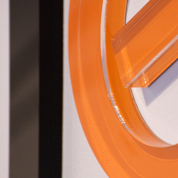 Receptionsskylt i profilbokstäver med svart och transparent akryl samt orange vinyldekor - Bild 3