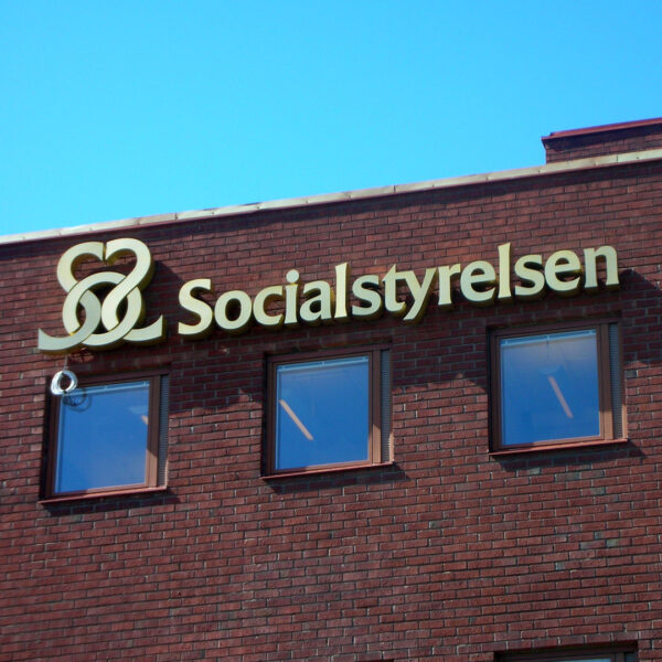Fasadskylt i guldlackerad aluminium med individuella profilbokstäver och LED-bakbelysning – distansmonterad för halo-effekt - Bild 3