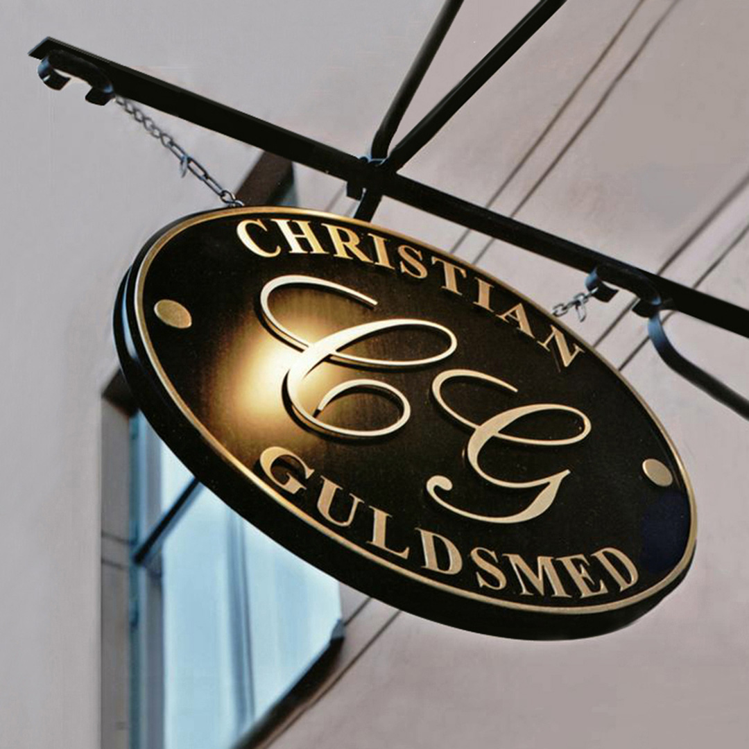 Oval Smidesskylt med Upphöjd  Logotyp Text i Mässing – Klassisk & Elegant