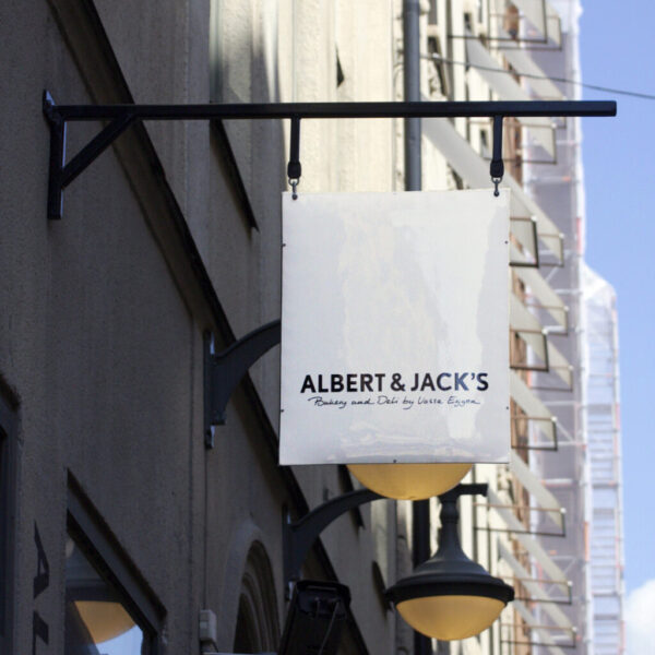 Albert & Jack´s Dubbelsidig Emaljskylt – Flaggskylt på Smidesställning