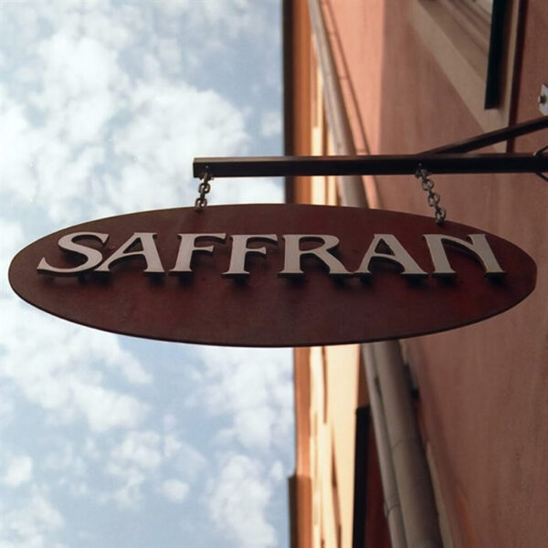 Saffran Smidesskylt – Oval Rostad Skylt med Upphöjd Rostfri Logotyp