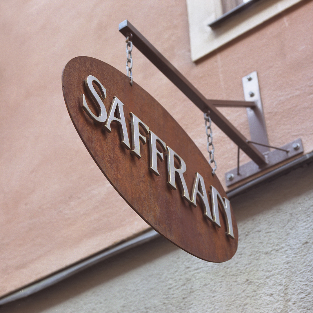 Saffran Smidesskylt – Oval Rostad Skylt med Upphöjd Rostfri Logotyp