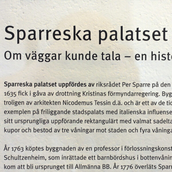 Informationsskylt i Glas med Tryckt Baksida – Distansmonterad med Rostfria Beslag