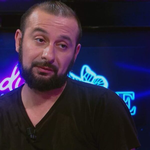 Ljuslåda i Svart Akryl med Sidobelyst och LED Neon Logotyp