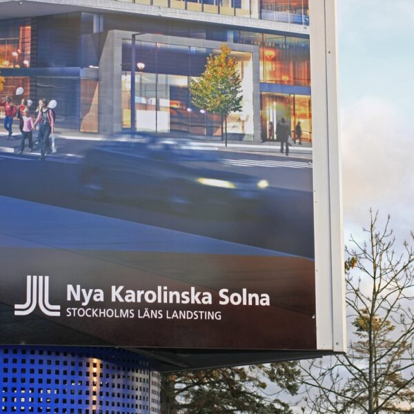 Karolinska Sjukhuset Pylonskylt med Digitaltryck Dekor – Högkvalitativ Skyltning - Bild 6