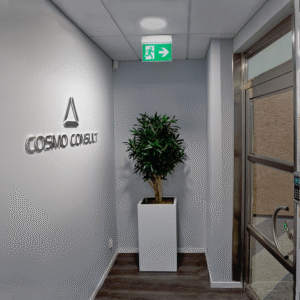 Cosmo Consult receptionsskylt Clarex Borstad och blankpullerad 2