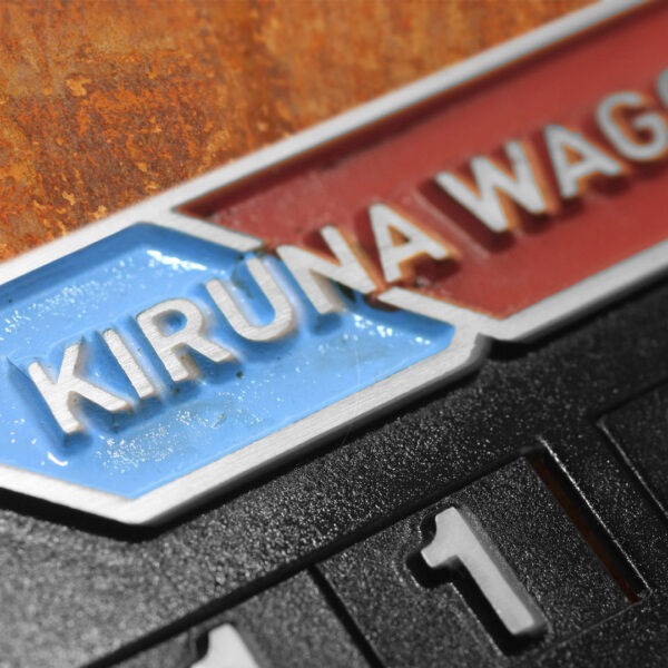 Gjuten aluminiumskylt med skruvhål – Kiruna Wagon - Bild 4