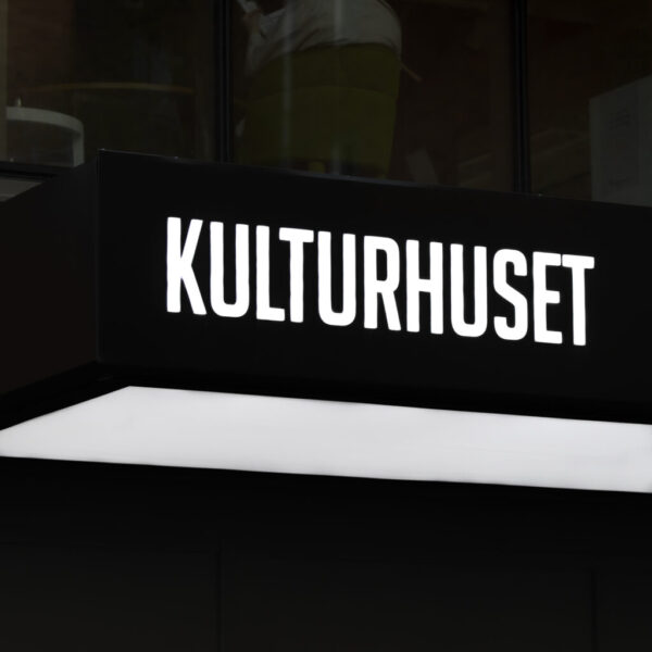 Takskylt med LED-bokstäver och panel – Kulturhuset