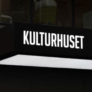 Takskylt med LED-bokstäver och panel – Kulturhuset