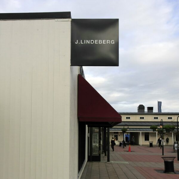 Dubbelsidig fasadskylt J LINDEBERG Biblioteksgatan – profil 10 flaggskylt - Bild 5