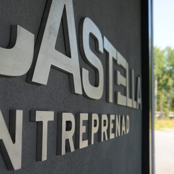Fasadskylt i borstat silver titanlegerad rostfritt stål för Castella