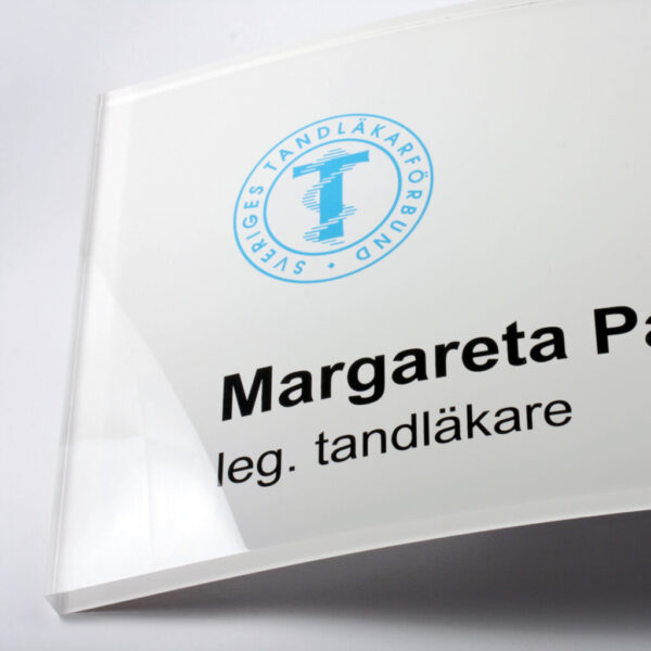 Entréskylt i konvex akryl med tryck – Margareta Pacan